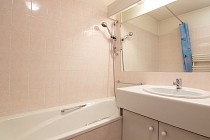 Chalet Diamant - badkamer met wastafel en ligbad